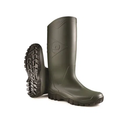 Un par de botas altas de goma Dunlop de color verde con suelas resistentes y con dibujo. Una bota está en posición vertical y la otra está ligeramente inclinada, lo que revela su dibujo grueso para mayor tracción.
