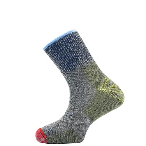 El calcetín Eco Hike Teko BIO.d Soft Top Medium Full Cushion 3.0 es un calcetín de lana de media pantorrilla con un diseño vibrante y ecológico, perfecto para senderistas. Presenta un cuerpo gris con detalles en amarillo, junto con detalles en rojo y azul en la puntera y un puño azul claro, sobre un fondo blanco.