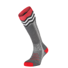El calcetín Teko Ecoski All-Mountain Medium Full Cushion es un calcetín gris hasta la rodilla con puntera y talón rojos, adornado con rayas de chevron blancas y negras cerca de la parte superior y acentuado con rojo a lo largo de la zona del pie. Diseñado para aventuras all-mountain, ofrece un aspecto moderno y deportivo con amortiguación media completa para una máxima comodidad.