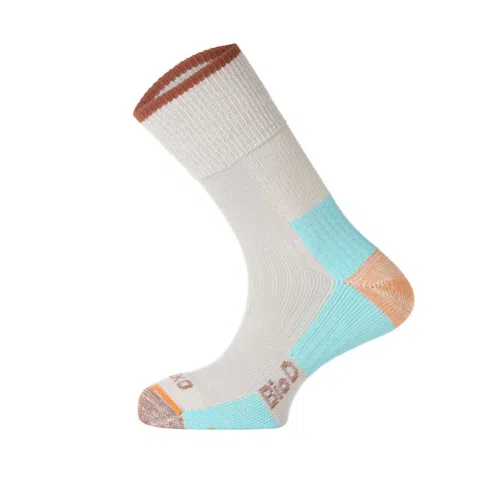 El calcetín Eco Hike Teko BIO.d Soft Top Light Half Cushion 2.0, de color blanco y gris claro, presenta detalles en marrón, azul claro y naranja en las zonas de la puntera, el talón y el puño. Fabricado con un material grueso y acanalado, este calcetín duradero es adecuado para actividades como senderismo o deportes.