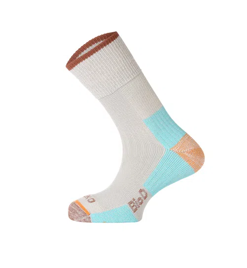 El calcetín Eco Hike Teko BIO.d Soft Top Light Half Cushion 2.0, de color blanco y gris claro, presenta detalles en marrón, azul claro y naranja en las zonas de la puntera, el talón y el puño. Fabricado con un material grueso y acanalado, este calcetín duradero es adecuado para actividades como senderismo o deportes.