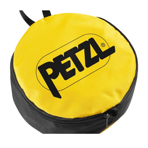 El bolso para cordino Petzl Eclipse es un bolso redondo con cremallera que presenta una parte superior de un amarillo vibrante adornada con el llamativo logotipo "PETZL" en negro. Esta solución de almacenamiento resistente es ideal para el equipo de escalada o para actividades al aire libre, ya que combina estilo y practicidad a la perfección.