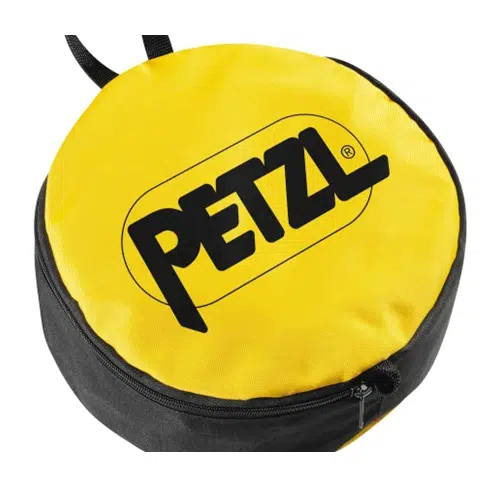 El bolso para cordino Petzl Eclipse es un bolso redondo con cremallera que presenta una parte superior de un amarillo vibrante adornada con el llamativo logotipo "PETZL" en negro. Esta solución de almacenamiento resistente es ideal para el equipo de escalada o para actividades al aire libre, ya que combina estilo y practicidad a la perfección.