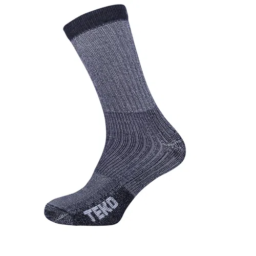 El Calcetín Teko Ecohike Light Half Cushion 2.0, que se presenta sobre un fondo blanco liso, presenta una única plantilla gris oscura con puntera y caña negras. El talón y la suela tienen un tono ligeramente más oscuro, complementado por la palabra "TWO" en blanco cerca de la puntera, que combina estilo y funcionalidad sin esfuerzo.