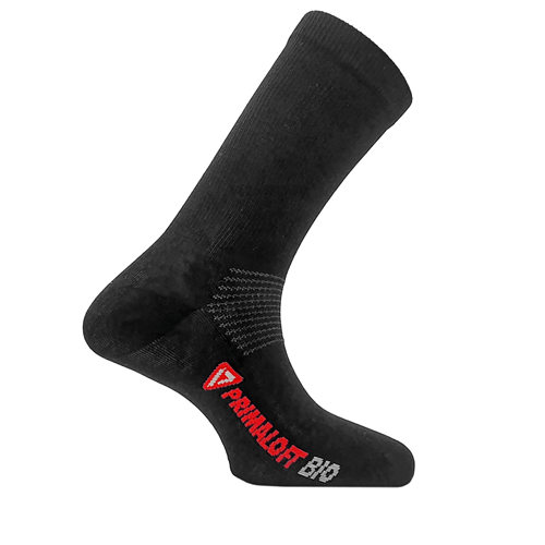 Los calcetines Teko Ecobaseliner 1.0 Primaloft Bio presentan un diseño elegante con una única plantilla negra que muestra el texto en rojo y blanco "Primaloft BIO" en el lateral. Incluyen un puño acanalado y soporte texturizado para el arco del pie para una mayor comodidad.