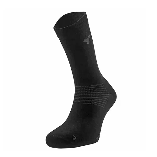 El calcetín Teko Ecobaseliner 1.0 Primaloft Bio en color negro presenta una textura acanalada con sutiles líneas diagonales en la zona de la pantorrilla, el talón y la puntera. El calcetín está reforzado con Primaloft para mayor calidez y luce un pequeño logotipo triangular cerca de la parte superior.