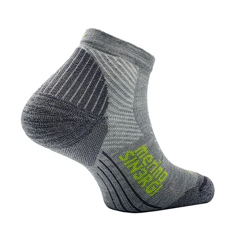 Mostrado sobre un fondo blanco, el Calcetín Teko EcoRun Enduro Light Half Cushion 2.0 es un calcetín deportivo de tobillo gris que presenta una textura acanalada y texto verde lima en el lateral, proporcionando una combinación ideal de comodidad y rendimiento para cualquier corredor.