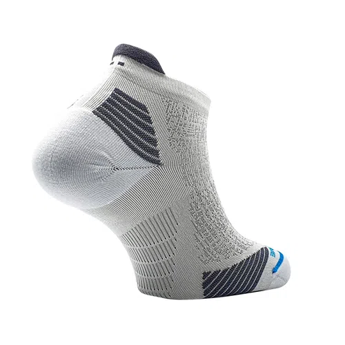 Un calcetín deportivo gris hasta el tobillo exhibido en un maniquí de pie, con áreas texturizadas para brindar soporte y ventilación. Tiene un detalle azul en la puntera, un puño gris oscuro y zonas acolchadas para mayor comodidad. Perfecto para tu próxima aventura de Ecorun.