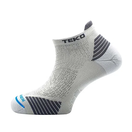 Un calcetín deportivo gris de corte bajo con detalles en negro y azul. Este calcetín Ecorun presenta patrones texturizados y un logotipo en el puño, mientras que la zona de los dedos muestra un pequeño diseño azul.