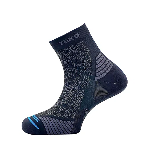 El Calcetín Teko Ecorun Minicrew Light Half Cushion 2.0 presenta intrincados patrones en negro y gris con una ligera amortiguación, resaltada por una franja azul "REGEN" en la puntera, ingeniosamente mostrada sobre un fondo blanco.