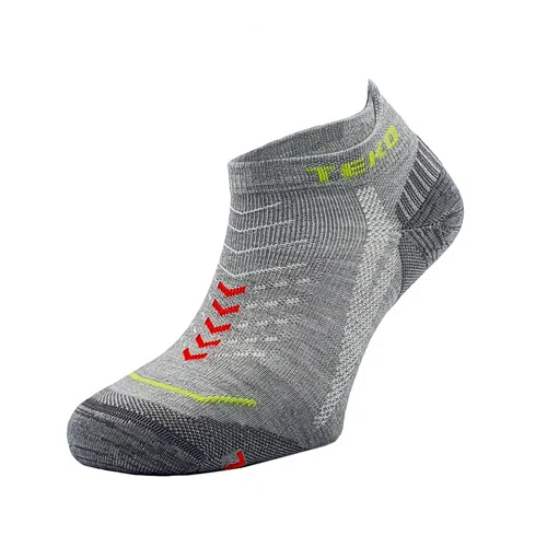 Los calcetines deportivos de corte bajo EcoRun de color gris con patrones texturizados y detalles en rojo y amarillo, incluidas flechas en la parte superior y una franja amarilla cerca de la puntera, ofrecen detalles de refuerzo para mayor comodidad y rendimiento. Perfectos para estilos de vida activos, los calcetines brindan apoyo a cada paso.