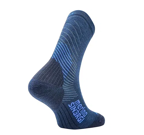 Un calcetín azul sencillo con un patrón sutil con la suela a la vista. Las zonas del talón y la puntera son más oscuras y están etiquetadas con texto blanco cerca de los dedos. Ideal para las aventuras de Ecohike, este es el calcetín Teko Ecohike Discovery Light Half Cushion 2.0.