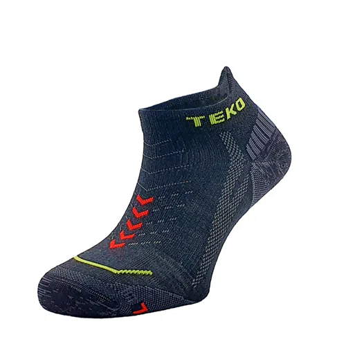 Un único calcetín negro Teko Ecorun Ultra Low Cut Ultralight Cushion 1.0, con intrincados patrones en rojo y amarillo y la palabra "TEKO" escrita en amarillo cerca del puño. El calcetín parece estar colocado sobre un pie de maniquí invisible, con varios patrones de tejido texturizado para una mayor comodidad y ajuste, perfecto para cualquier entusiasta del ecorun.