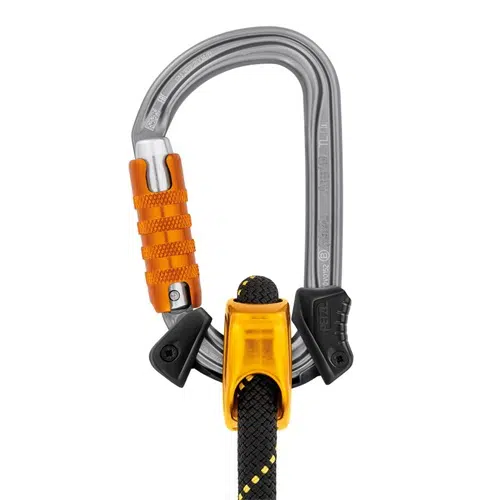 Un mosquetón metálico con mecanismo de bloqueo de color naranja se fija a una cuerda negra con detalles en amarillo. La cuerda pasa por un dispositivo de sujeción de color naranja, asegurado por dos guías negras, lo que mejora la estabilidad de manera similar al sistema de Barra Sujeción para Mosquetón Petzl Captiv Adjust.