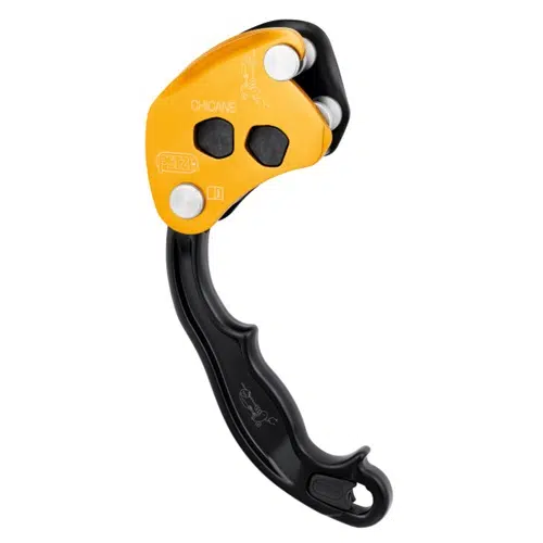 El Descensor Industrial Petzl Chicane es un dispositivo mecánico de color amarillo y negro diseñado específicamente para el cuidado de los árboles y la escalada. Cuenta con componentes metálicos con varios pasadores y un mango, lo que lo convierte en una herramienta de posicionamiento ideal para el acceso con cuerdas.