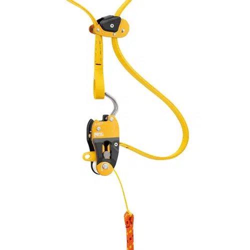 El Salvarramas para Poda Petzl Eject es un elegante dispositivo de escalada negro y naranja con cuerdas amarillas, diseñado específicamente para asegurar o hacer rápel. Equipado con un sistema de palanca y cuerda, aumenta la seguridad durante las aventuras de escalada, haciendo eco del enfoque innovador que se encuentra en dispositivos similares.