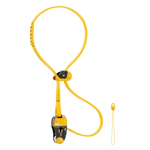 Un elemento de amarre de seguridad ajustable de color amarillo con un dispositivo de aseguramiento negro y amarillo acoplado, diseñado específicamente para escalada. El dispositivo cuenta con un bucle largo de cinta con un mecanismo de leva ajustable. Cerca hay un pequeño accesorio de bucle amarillo, similar al sistema Salvarramas para Poda Petzl Eject.