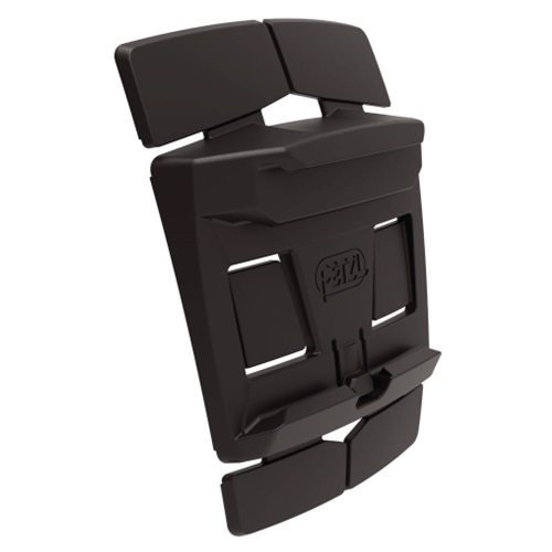 Una hebilla de plástico negra y angular con una construcción de varias piezas, que se caracteriza por segmentos moldeados e interconectados, parece ser parte del mecanismo de correa del Adaptador Adhesivo Petzl Helmet Adapt. La hebilla incluye una sección de sujeción y un mecanismo de cierre en la parte inferior.