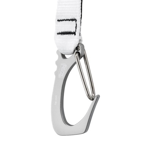 Primer plano del sistema Petzl de Ascenso Knee Ascent Clip, que cuenta con un gancho de escalada de metal unido a una correa blanca, lo que resalta su elegante diseño. El gancho plateado incluye un clip tipo mosquetón para una sujeción segura, y la costura reforzada en la correa proporciona resistencia adicional durante el uso.