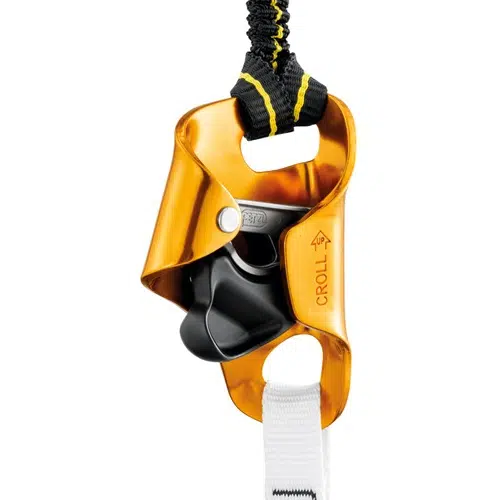 Imagen de un bloqueador de escalada Petzl CROLL naranja y negro conectado a una cuerda. El dispositivo cuenta con una palanca y orificios para equipo adicional, diseñado para ascender por cuerdas en actividades como escalada o espeleología, a menudo utilizado con el sistema Pedal Knee Petzl Ascent Loop para un movimiento eficiente.