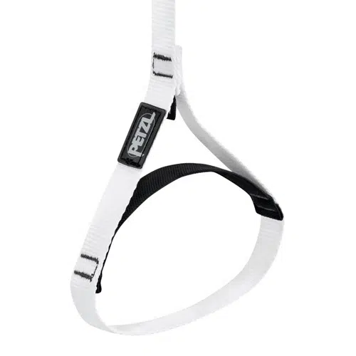 Vista detallada del Pedal Knee Petzl Ascent Loop, ideal para ascensos con rodillas. Cuenta con una correa resistente y una correa para el pie diseñada para escalada con cuerda. La marca "Petzl" está impresa en una etiqueta negra adherida al lazo.