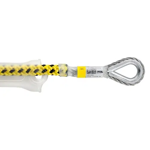 Primer plano de la cuerda Microflip Elemento de Amarre Industrial Petzl, que presenta un extremo en forma de bucle reforzado con una funda protectora. Esta cuerda se distingue por su diseño en amarillo y negro e incluye una etiqueta adherida. La funda rígida y transparente mejora la durabilidad.