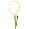 El Salvarramas para Poda Petzl Naja está equipado con una eslinga de escalada con correas amarillas y un mecanismo de bloqueo confiable en la parte superior. Incluye dos cuerdas verdes y negras que se extienden hacia abajo, lo que proporciona estabilidad y resistencia para sus necesidades.
