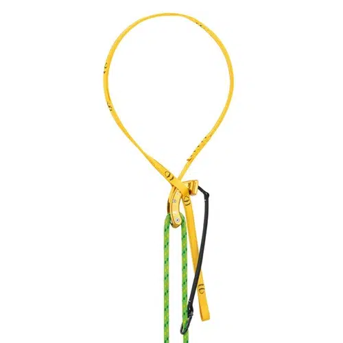 El Salvarramas para Poda Petzl Naja está equipado con una eslinga de escalada con correas amarillas y un mecanismo de bloqueo confiable en la parte superior. Incluye dos cuerdas verdes y negras que se extienden hacia abajo, lo que proporciona estabilidad y resistencia para sus necesidades.