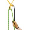 Una mano enguantada sostiene un dispositivo ascendedor sujeto a una cuerda de escalada amarilla. El dispositivo negro, con su distintiva empuñadura amarilla, armoniza a la perfección con la cuerda estampada en verde y amarillo, lo que lo convierte en una excelente opción para trabajos de escalada o arboricultura. Es especialmente eficaz cuando se utiliza con herramientas como el Salvarramas para Poda Naja de Petzl.