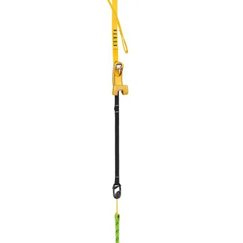 El Salvarramas para Poda Petzl Naja, equipado con su mecanismo de leva metálica de última generación, sujeta firmemente la cuerda negra mientras se fija a una correa amarilla, lo que lo hace perfecto para tareas de escalada o rescate y ofrece una confiabilidad y funcionalidad comparables a las mejores herramientas del mercado.