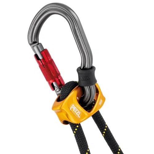 Primer plano de un equipo de escalada que incluye un mosquetón gris y rojo unido a una cuerda negra y amarilla mediante un dispositivo de aseguramiento Petzl naranja. Este equipo, que incluye el cabo de anclaje regulable Petzl Progress Adjust -Y, garantiza una gestión segura de la cuerda.