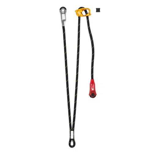 Un cabo de anclaje regulable de color negro con costuras amarillas y anillas metálicas en ambos extremos. En una sección se encuentra acoplado un dispositivo bloqueador rojo y amarillo, similar al Cabo de Anclaje Regulable Petzl Progress Adjust -Y, mientras que en el otro extremo hay un lazo estándar. También se ve un pequeño enganche negro.
