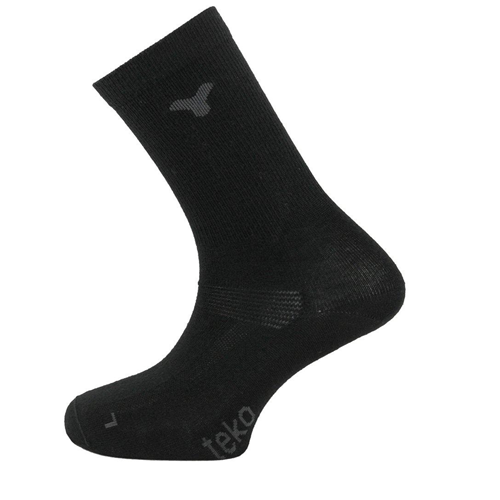 Un calcetín negro de la colección Pack de 2 Calcetín Teko Ecobaseliner 1.0 Merino, confeccionado en lana merino, con un pequeño logotipo de Teko cerca de la parte superior y otro cerca de la puntera. El calcetín se muestra de lado para enfatizar su diseño sencillo.