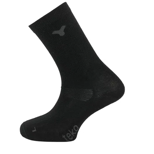 Un calcetín negro de la colección Pack de 2 Calcetín Teko Ecobaseliner 1.0 Merino, confeccionado en lana merino, con un pequeño logotipo de Teko cerca de la parte superior y otro cerca de la puntera. El calcetín se muestra de lado para enfatizar su diseño sencillo.