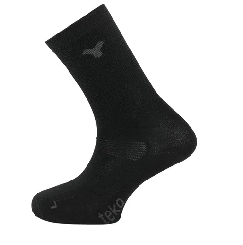Un calcetín negro de la colección Pack de 2 Calcetín Teko Ecobaseliner 1.0 Merino, confeccionado en lana merino, con un pequeño logotipo de Teko cerca de la parte superior y otro cerca de la puntera. El calcetín se muestra de lado para enfatizar su diseño sencillo.