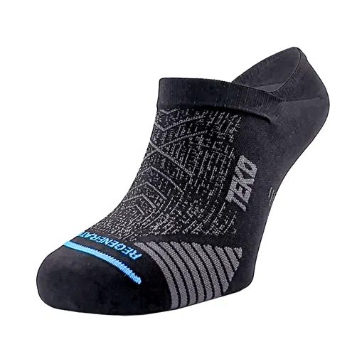 Un calcetín individual de la colección Pack de 2 Calcetín Teko Ecorun No Show Ultralight 1.0, que presenta un diseño deportivo invisible en color negro con intrincados patrones en gris y una franja azul en la zona de la puntera. Está marcado con "150" y "REENGINEERED" en gris y azul en el lateral, con secciones de puntera y talón reforzadas para una mayor durabilidad.