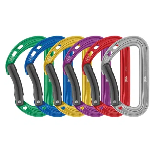 El Pack Mosquetón Petzl Spirit – 6 Unidades incluye seis mosquetones de escalada de colores vivos, perfectamente dispuestos en fila y cada uno con un color único: verde, azul, amarillo, morado, rojo y gris. Cada mosquetón tiene una empuñadura negra en un lado y está marcado con especificaciones y marca.