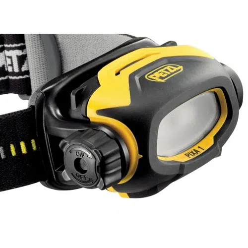 Primer plano de la Linterna Frontal Petzl Pixa 1 amarilla y negra con una potencia de 60 lúmenes, correa ajustable e interruptor de encendido/apagado en el lateral. El logotipo de la marca y el nombre del modelo "Pixa 1" aparecen de forma destacada en la parte frontal.