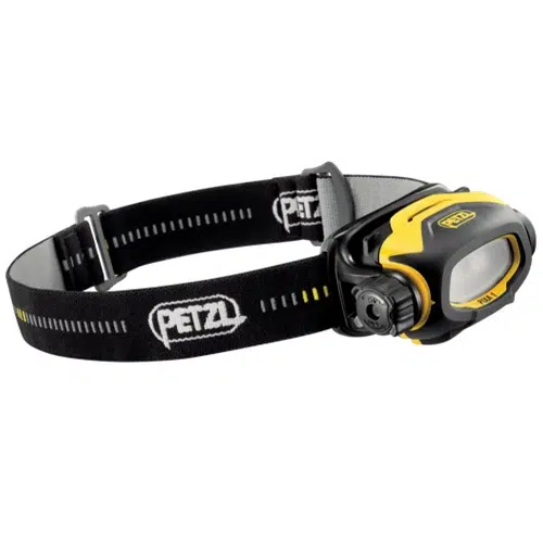 Linterna frontal Petzl Pixa 1 de 60 lm en color negro y amarillo con correa negra ajustable y logotipo Petzl en blanco. Esta linterna frontal compacta tiene una luz frontal y un botón lateral para realizar ajustes.