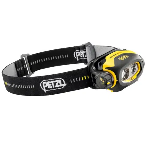 La Linterna Frontal Petzl Pixa 3 100lm es una linterna frontal negra y amarilla que viene con una correa ajustable. Cuenta con dos bombillas LED y un dial de control en el lateral, con la correa que muestra de forma destacada el nombre de la marca "Petzl".