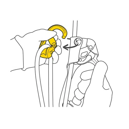 Ilustración de unas manos que muestran cómo utilizar un dispositivo bloqueador Petzl en una cuerda. Una mano sujeta el Rollclip, mientras que la otra manipula la cuerda y los componentes del dispositivo, con flechas que indican el movimiento.