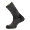 Se muestra un único calcetín gris con patrones texturizados sobre un fondo blanco liso. La parte superior del calcetín muestra "TEKO" en letras verdes y se trata del modelo Calcetín Teko Ecohike Discovery Light Half Cushion 2.0, que cuenta con áreas reforzadas en negro y rojo para mayor sujeción.