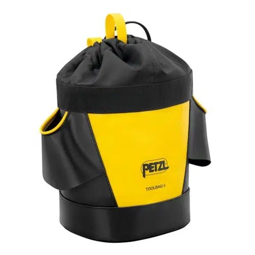 Bolsa Portaherramientas Petzl Toolbag 6 negra y amarilla, equipada con un cierre de cordón en la parte superior y múltiples bolsillos laterales para organizar y transportar herramientas. La bolsa presenta de forma destacada el logotipo de la marca "Petzl" en la parte delantera.