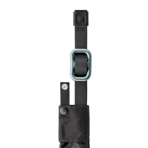 Correa ajustable de color negro con presilla de metal plateado y cierre con botón a presión para el sistema Absorbedor Industrial Petzl Absorbica-I Vario, presentada sobre un fondo blanco.
