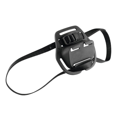 El adaptador de linterna Petzl para casco de bicicleta incluye una correa negra para linterna frontal con una hebilla ajustable y múltiples ranuras para personalizar la longitud. Esta correa está diseñada para asegurar la linterna frontal u otros dispositivos a un casco o a la cabeza, resaltada por un soporte de plástico rectangular resistente en el centro.