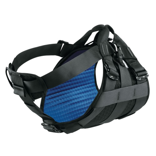 Un arnés para perros robusto y de color negro inspirado en el Arnés Táctico Petzl para Perro, con correas ajustables y un panel trasero acolchado de color azul brillante. El arnés está equipado con hebillas y clips de metal para una sujeción segura y una mayor seguridad.