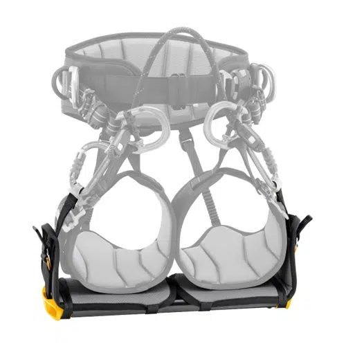 El arnés de escalada, similar al arnés de asiento industrial Sequoia de Petzl, incorpora una capa transparente y presenta presillas acolchadas en la cintura y las piernas. Incluye correas ajustables, hebillas y varios portamateriales. Su diseño ergonómico proporciona mayor comodidad y sujeción.