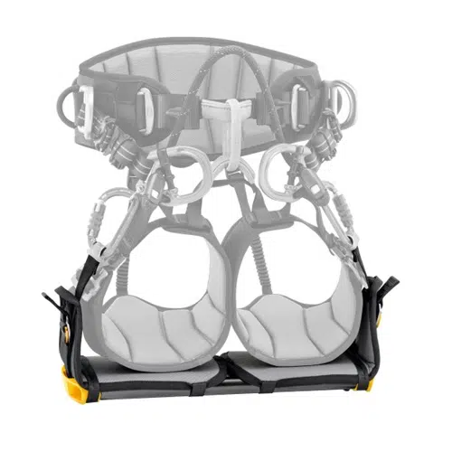 El arnés de escalada Petzl Sequoia para Arnés Industrial viene con perneras acolchadas y un cinturón, que incorpora múltiples hebillas metálicas y presillas portamaterial. Las piezas destacadas se muestran en color para mostrar a la perfección su compleja estructura y detalles de diseño.