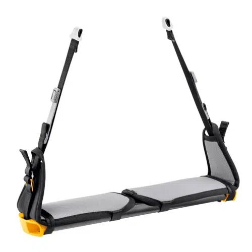 Asiento alargado y acolchado con dos correas y hebillas ajustables que llegan hasta dos puntos de montaje, probablemente para suspensión. El Asiento para Arnés Industrial Petzl Sequoia está fabricado en malla y tela, con detalles amarillos en cada extremo.