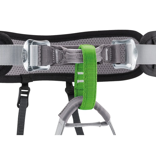 Primer plano de un arnés de escalada Arnés Industrial Petzl Aspir Lt que muestra un lazo de seguridad verde en el centro, correas grises con dos hebillas de aluminio y acolchado texturizado para mayor comodidad y soporte.
